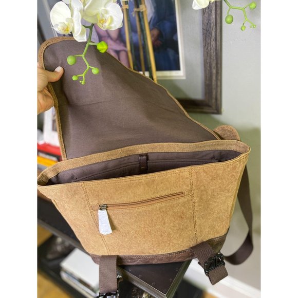 (Sold) FRYE & Co. Jackson Messenger Bag NWT Unisex - Picture 10 of 12